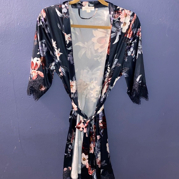 LeRose Robe - Picture 2 of 8